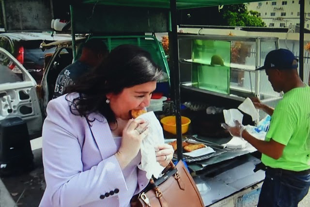 Encargada de Negocios embajada Estados Unidos en RD se tira a la calle a comer empanadas