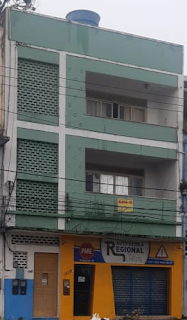 Imagem da fachada do prédio onde se encontram os dois apartamentos vagos para alugar.