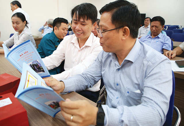 Các đồng chí nguyên ủy viên Ban chấp hành Đảng bộ phường  tìm hiểu Kỷ yếu Ban Chấp hành Đảng bộ và chính quyền  Phường 19. (Ảnh: TC)