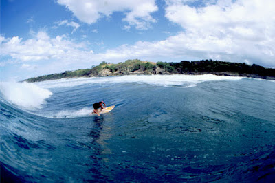 foto de um surfista pegando onda em barbados