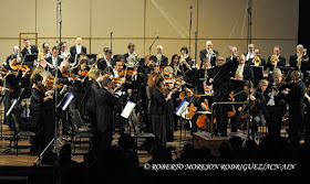 Los músicos de la Orquesta Sinfónica de Minnesota interpretan de pie los Himnos Nacionales de Cuba y de Estados Unidos durante la segunda presentación de esta orquesta, en el Teatro Nacional de Cuba, en  La Habana, el 16 de mayo de 2015.