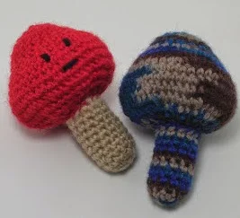 http://translate.google.es/translate?hl=es&sl=en&tl=es&u=http%3A%2F%2Fgrasshopperhandmade.blogspot.com.es%2F2008%2F03%2Ffree-pattern-for-amigurumi-mushroom.html