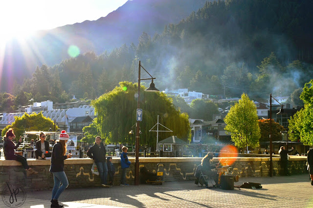 sunny afternoon queenstown, street musician