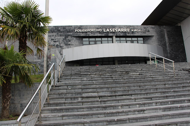 Acceso al polideportivo de Lasesarre