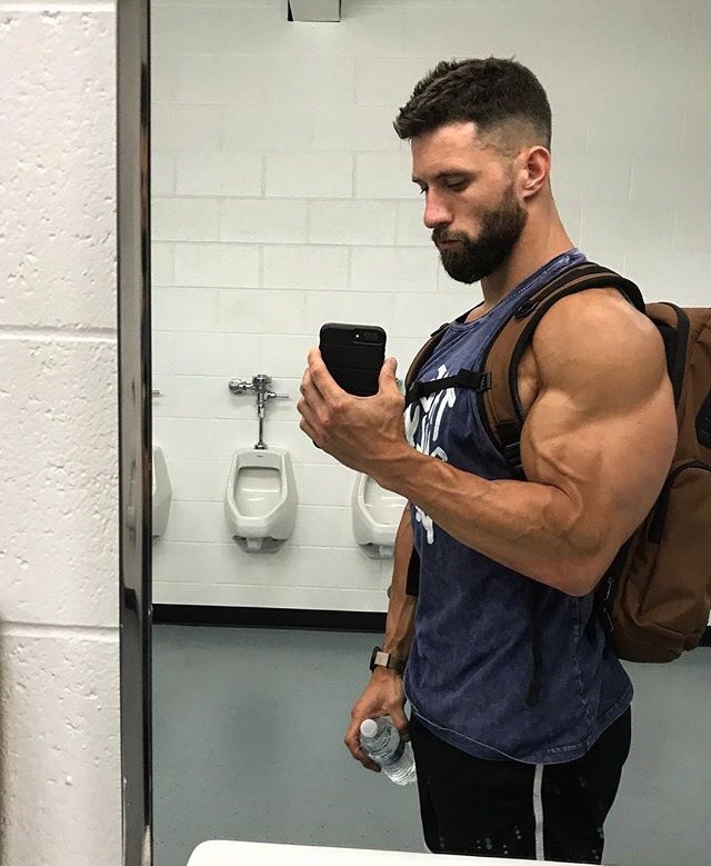 big-biceps-daddy-huge-sexy-arms-bearded-man-selfie