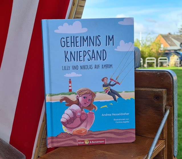 Das Bücherboot: Kinderbücher & Reiseführer für Euren Amrum-Urlaub. Ich zeige Euch schöne Bücher für Kinder und Jugendliche zur Nordsee-Insel Amrum, darunter auch dieses spannende Abenteuer-Buch für Kinder und Jugendliche ab 8 Jahren, das perfekt zu Ferien am Meer passt.