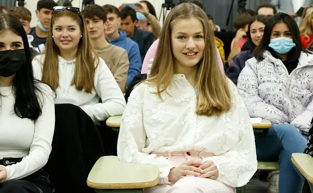 Princess Leonor wore a new organic cotton white band collar blouse by & Other Stories. Leonor wore pink denim trousers by Mango