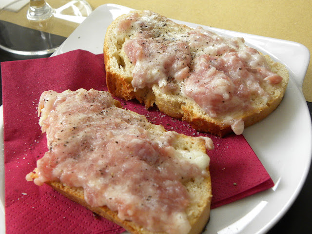 crostini salsiccia e stracchino