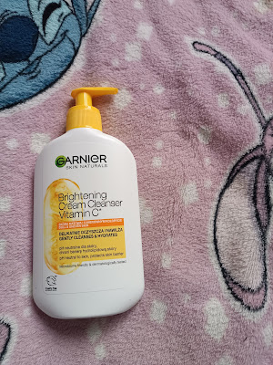 Emulsja oczyszczająca Vitamin C Garnier. 