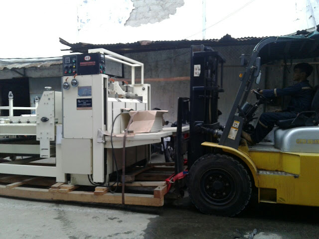 Forklift Berkapasitas 5 Ton sedang memindahkan sebuah mesin potong kertas di daerah Cilodong Depok.