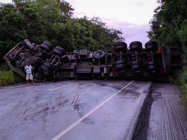 Carreta capota e bloqueia trecho da BR 101