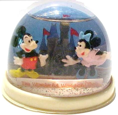 Description Mickey and Minnie stand 