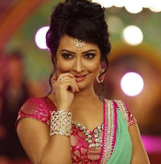 Radhika Pandit Family Husband Son Daughter Father Mother Marriage Photos Biography Profile.