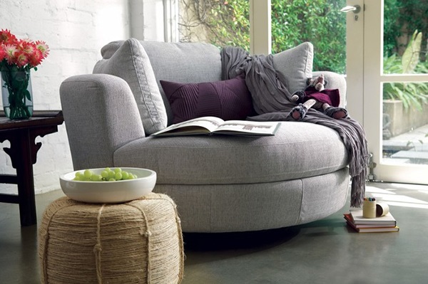 Một chiếc sofa đơn nhỏ kèm bàn trà tạo cho bạn góc nhỏ riêng để thả phiêu cảm xúc