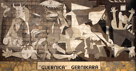 Mural del Guernica de Picasso en baldosa viaje alternativo
