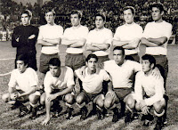 U. D. LAS PALMAS. Temporada 1970-71. Oregui, Estévez, Tonono, Hernández, Castellano y Guedes. León, Justo Gilberto II, Carmelín, Germán y Bosmediano. U. D. LAS PALMAS 1 R. C. CELTA DE VIGO 2 Domingo 25/10/1970. Campeonato de Liga de 1ª División, jornada 7. Las Palmas de Gran Canaria, estadio Insular. GOLES: 0-1: 72’, Juan. 0-2: 75’, Lezcano. 1-2: 86’, José Juan.