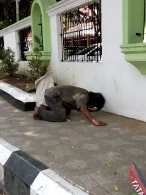 'Orang Gila' Sedang Sholat Di Luar Pagar Masjid Garut Ini Hebohkan Netizen