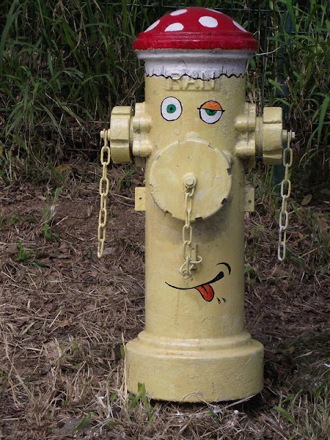 pintura artística em um hidrante no Bairro Belém Novo em Porto Alegre. Hidrante feliz mostrando a língua com chapéu em formato de um cogumelo