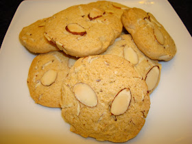 PORCIONES: 26 galletas aproximadamente    INGREDIENTES  2¼ taza de harina.  ¾ taza de azúcar.  ½ cucharadita de bicarbonato.  ¾ taza de mantequilla sin sal.  ⅛ cucharadita de sal.  1 huevo batido.  1 cucharadita de extracto de almendra.  ¾ taza de almendras cortadas en rodajas.    PREPARACIÓN  Precalentar el horno a 400° F - 204° C.  Mezclar en una batidora la harina, azúcar, bicarbonato, mantequilla y sal hasta que se formen bolitas pequeñas.  Agregar, mezclar el huevo y extracto de almendras.  Espolvorear la mesa con harina y extender la masa.  Agregar las almendras, mezclar con la masa y hacer una bola. Rodar la masa hasta formar un rollo de 6 cm de diámetro. Cortar el rollo en círculos de 1 cm de espesor aproximadamente. Poner  los círculos de masa en una bandeja con papel de hornear.  Poner encima de cada galleta 2 rodajas de almendras y presionar un poquito para que se pegue.  Hornear las galletas por aproximadamente 14 minutos.