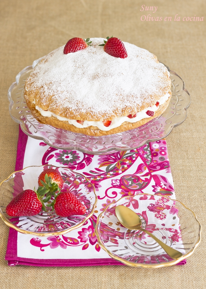 Tarta de hojaldre con nata y fresas