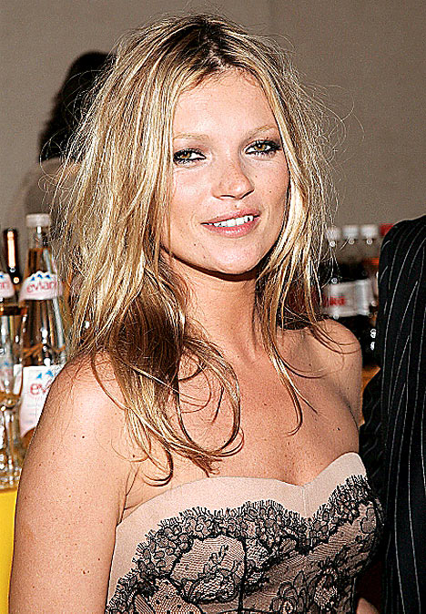 kate moss smoking while pregnant. Kate Moss gets #39;Best-Dressed