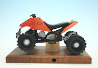 http://www.volkskunst-seiffen.de/Raeuchermotorraeder-aus-Holz-240/Raeucherbike-Quad-in-orange.html