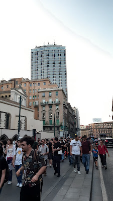 persone in arrivo a Piazza Municipio