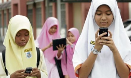 Rakyat Malaysia Tak Boleh Lekang Telefon Bimbit