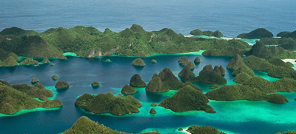 Gugusan Pulau di Raja Ampat Indonesia, pantai, gunung, wisata keluarga, candi, pemandangan, Tempat Wisata Terindah di Indonesia