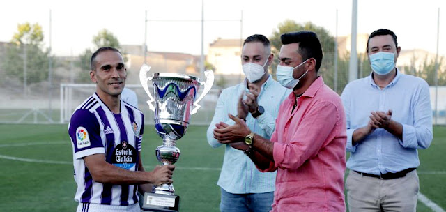 Nacho recibe el trofeo de manos de las autoridades de Zaratán. REAL VALLADOLID C. F. 2 S. D. AMOREBIETA 2 (5-3 en los penaltis). 06/08/2021. I Trofeo Villa de Zaratán. Zaratán, Valladolid, España, campo El Plantío. GOLES: 0-1: 28’, Etxaburu. 1-1: 60’, Kiko Olivas. 1-2: 66’, Ozkoidi. 2-2: 86’, Nacho, de penalti.