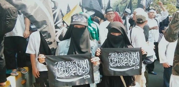 Novel Bamukmin: Aksi Reuni Alumni 212 Kibarkan 1 Juta Bendera Tauhid, Ada Bendera Raksasa