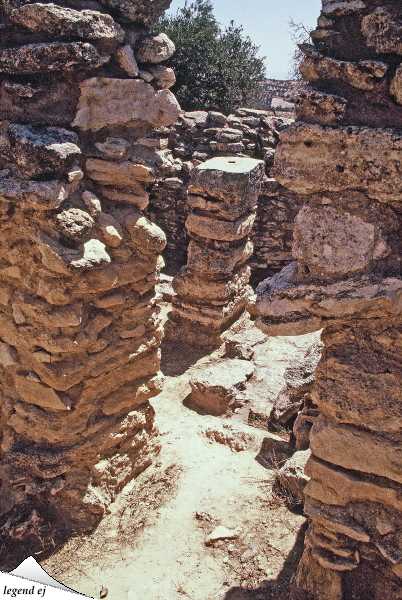 ミノア文明・アルカネス遺跡・トロス式墳墓B・埋葬副室 Minoan Burial sub-room, Tholos Tomb B, Archanes／©legend ej