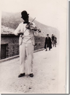 Καθαρή  Δευτερα  1957 , Γιώργος Αθ. Μπήλιος μπροστά  στο  σπίτι  του