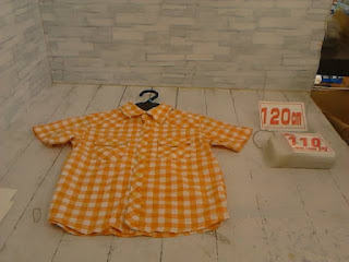 中古品　子供服　１２０ｃｍ　ホワイト×オレンジカラー　チェック柄　半袖シャツ　１１０円