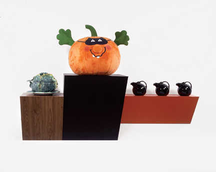 Haim Steinbach (1944) Untitled (cabbage, pumpkin, pitchers) #1, 1986, Plastic laminated-wood shelf, ceramic tureen, foam-stuffed polyester pumpkin, three ceramic teapots (137,6 x 213,4 x 69,8 cm) Museum of Contemporary Art Chicago