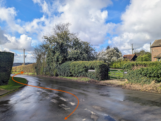 Turn right on Harpenden footpath 30