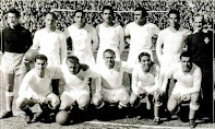 REAL MADRID C. F. - Madrid, España - Temporada 1953-54 - Juan Alonso, Navarro, Oliva, Lesmes II, Muñoz, Zárraga, Benedicto (mas.); Atienza, Olsen, Di Stéfano, Mateos y Joseíto - REAL MADRID 4 (Di Stéfano (3) y Roque Olsen), VALENCIA 0 - 18/04/1954 - Liga de 1ª División 1953-54, jornada 29 - Madrid, estadio de Chamartín - 21 años después, el REAL MADRID gana la LIGA