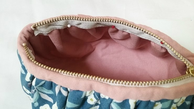 Dumpling Zipper Pouch Coin Purse Cosmetic Bag Tutorial in Pictures. 