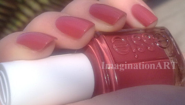 Essie_In_Stitches_swatch_smalto_polish_nail_laquer_rosa_pink