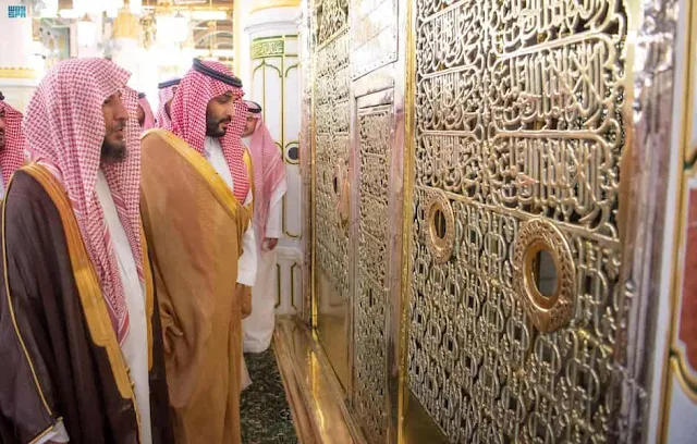 Crown Prince Mohammed bin Salman visits Prophet's Mosque and perform prayers at Rawdah Al-Sharifa - Saudi-Expatriates.com