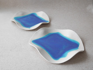 リムが波打った青い色の四角い皿