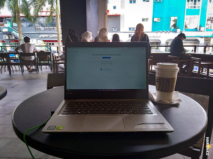 Laptop di atas meja bahagian luar Starbucks