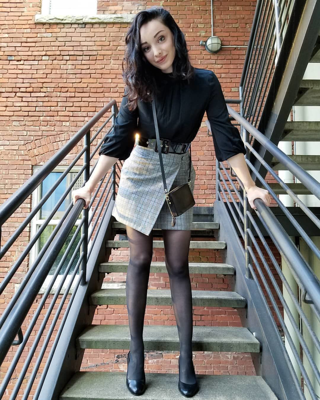 Celebrity Legs and Feet in Tights: Emma Dumont`s Legs and Feet in Tights 5