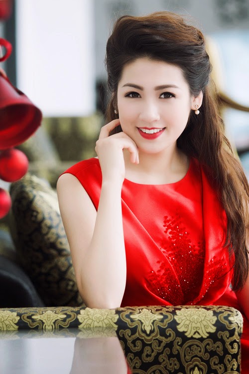 Á hậu Tú Anh đắt show quảng cáo nhờ vẻ đẹp tươi sáng và thân thiện