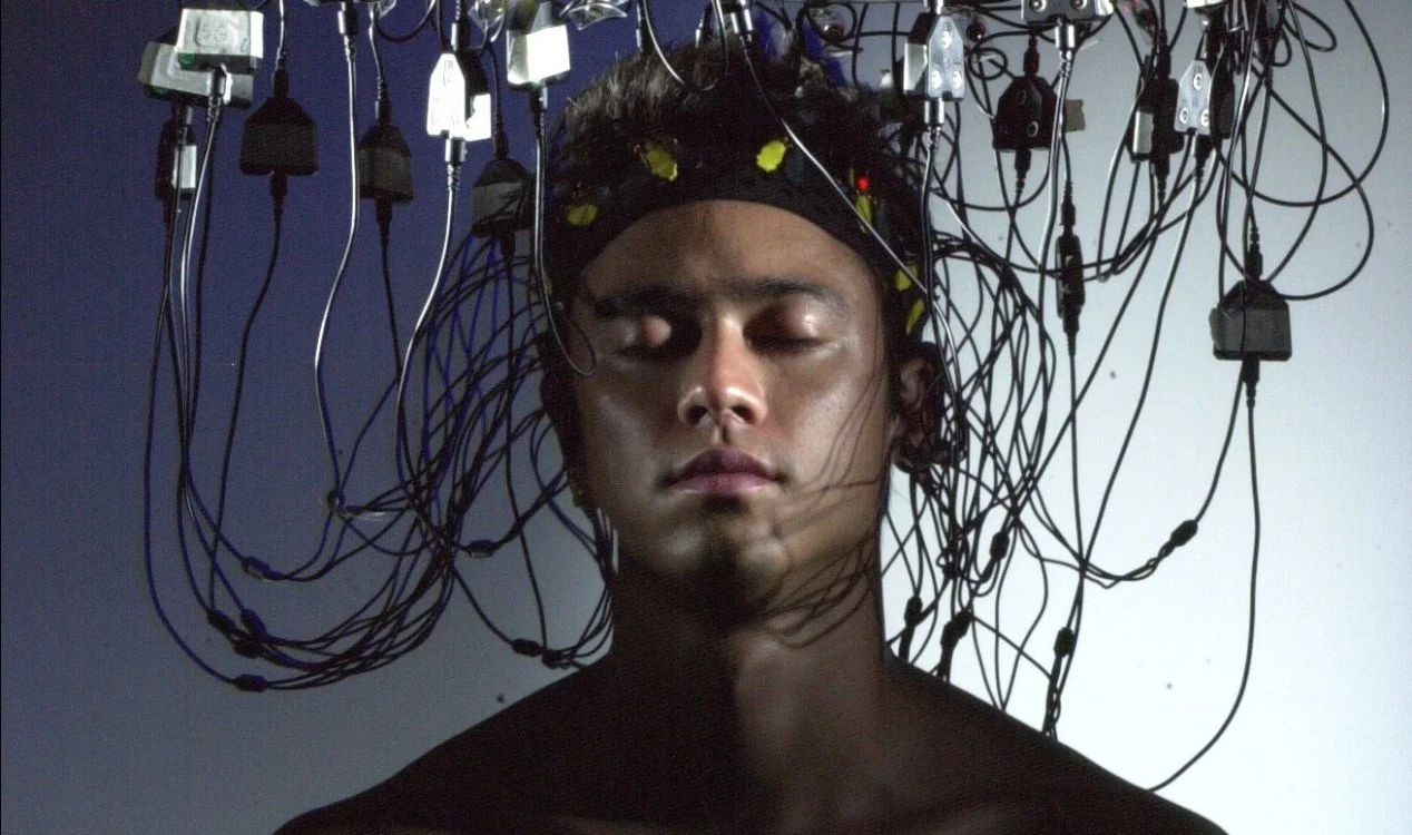 A invenção de um dispositivo que pode controlar remotamente a mente humana.