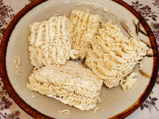 電子レンジでインスタントラーメン（袋めん）を作ったら異様にマズかった！