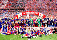 F. C. BARCELONA - Barcelona, España - Temporada 2015-16 - F. C. BARCELONA 2 (Jordi Alba, Neymar) SEVILLA F. C. 0 - 22/05/2016 - Copa del Rey de España, final - Madrid, estadio Vicente Calderón - El Barsa gana su 28º título y posa con la Copa al final del partido