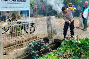 Jum’at Bersih, Sertu Slamet Buadi Gotong Royong Bersihkan Saluran Air