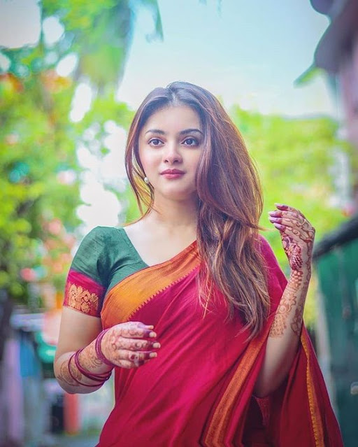 শাড়ি মেয়েদের পিক তোলার স্টাইল