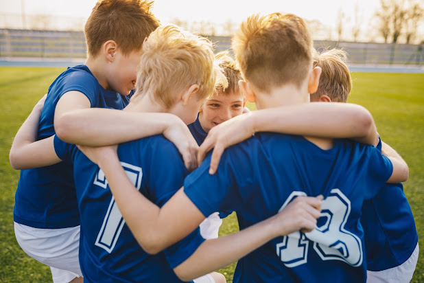 Kebaikan Sukan kepada Anak Muda: Memupuk Kesihatan, Kepercayaan Diri, dan Kemahiran Sosial. Sukan adalah satu aktiviti yang sangat bermanfaat, khususnya bagi anak muda yang sedang dalam fasa pembentukan fizikal, mental, dan sosial. Aktiviti sukan melibatkan pelbagai jenis gerakan fizikal dan latihan, yang bukan sahaja memberi manfaat kepada kesihatan fizikal tetapi juga menyumbang kepada pembangunan psikologi dan sosial anak muda. Dalam artikel ini, kita akan mengkaji dengan lebih mendalam mengenai kebaikan sukan kepada anak muda, termasuk bagaimana sukan dapat memperkukuhkan kesihatan, meningkatkan kemahiran sosial, dan membantu dalam pembentukan identiti serta disiplin diri.